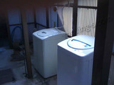 二層式洗濯機置場に全自動洗濯機を設置